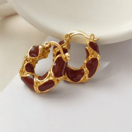 Esmaljeret Hoop Ørering “Bourdeaux Glam” (Vinrød, Hvid & Guld)