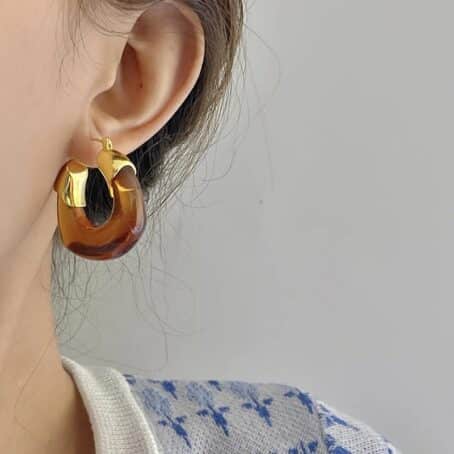 Chunky U-form Harpiks Hoop Ørering m/ Guldbladslukning – Vintage Amber